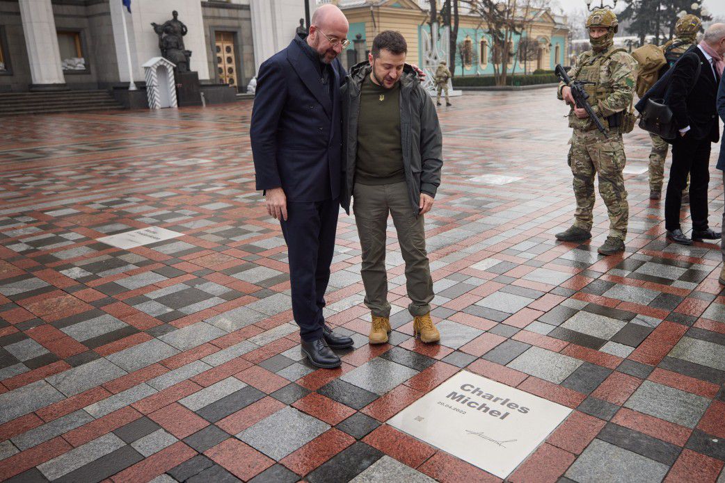 На Алеї сміливості в Києві було відкрито іменну табличку Шарля Мішеля